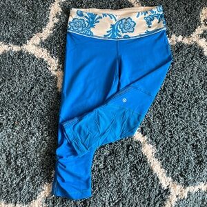 Lululemon Run: For Your Life Crop in Beaming Blue/Laceoflage, size 6